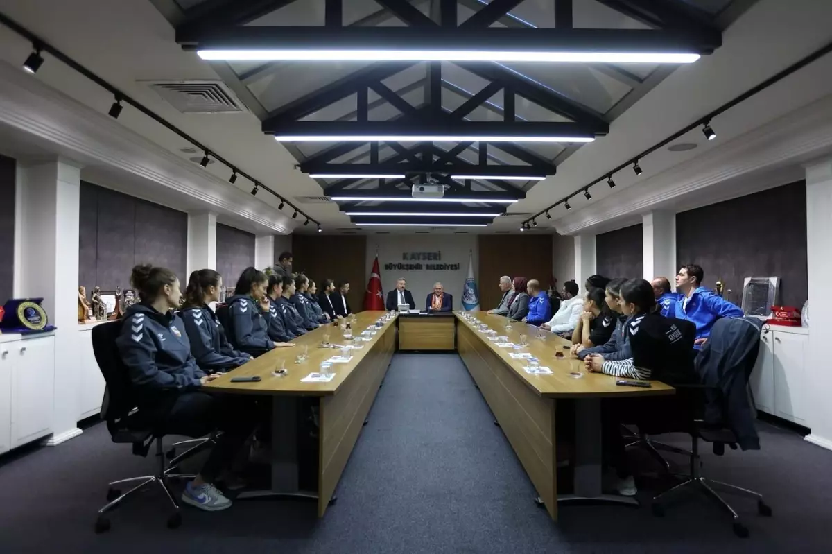 Kayseri Büyükşehir Belediye Başkanı Büyükkılıç'tan Kadın Basketbol Takımına Destek