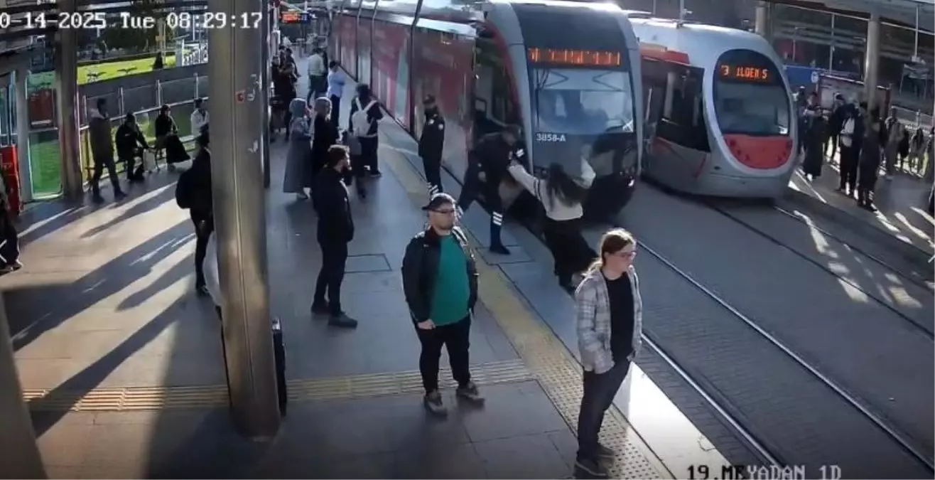 Kayseri'de Tramvaya Yaklaşan Genç Kız Son Anda Kurtarıldı
