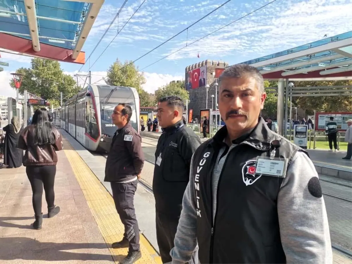 Tramvay Tehlikesinden Son Anda Kurtarılan Genç Kız: Güvenlik Görevlisi Ayhan Akış'tan Önemli Uyarı