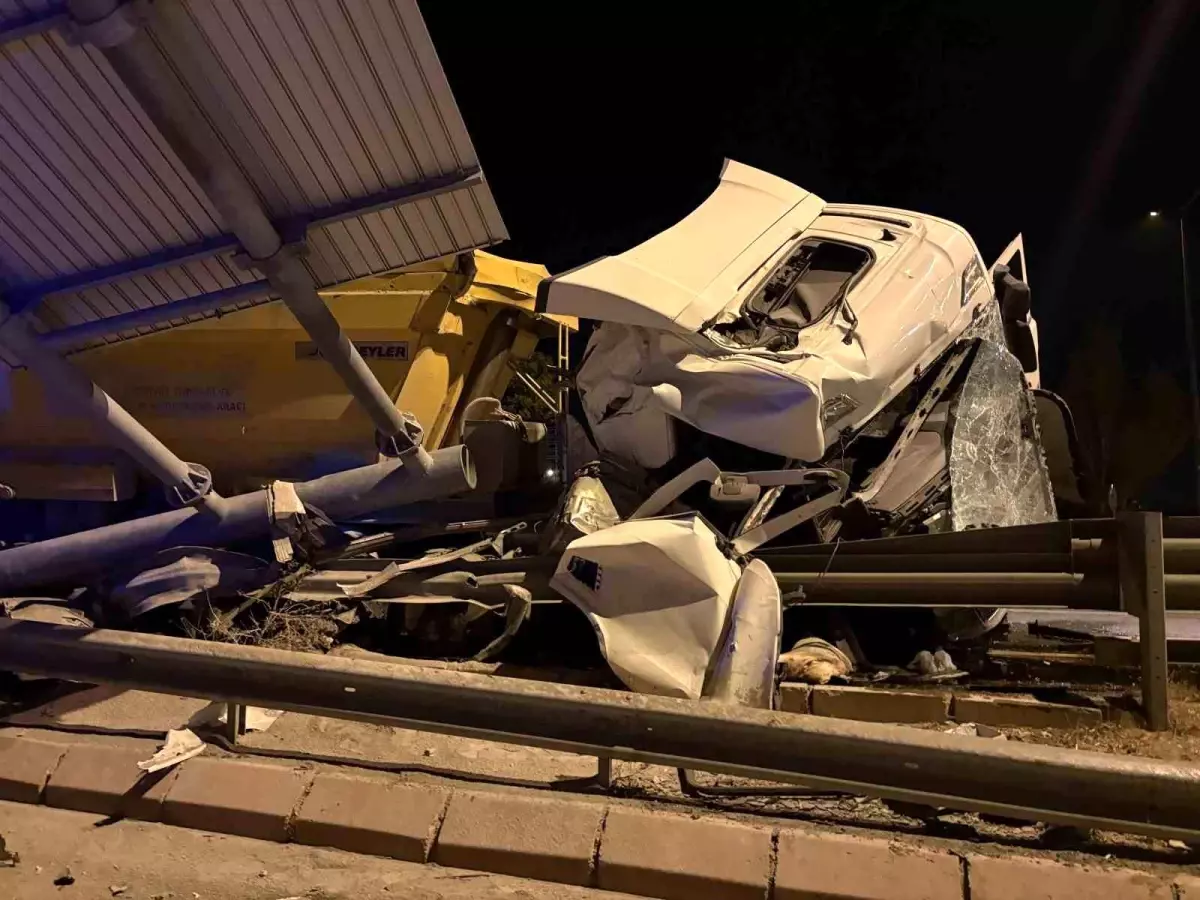 Kayseri'de Tır Bariyerlere Girdi: Sürücü Yaralı