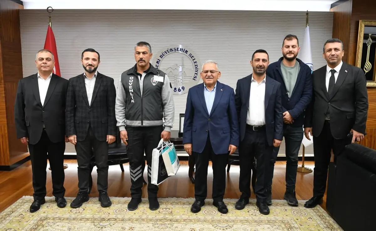 Tramvay Faciasını Önleyen Güvenlik Görevlisine Ödül