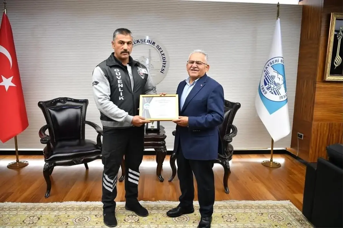 Büyükşehir Belediye Başkanı, Tramvay Kazasını Önleyen Güvenlik Görevlisini Ödüllendirdi