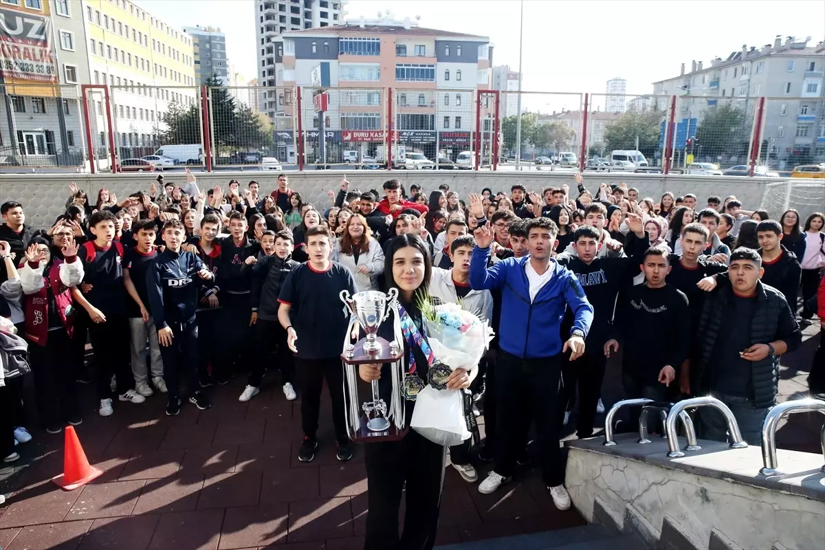 Şampiyon Kick Boksçu'ya Sürpriz Karşılama