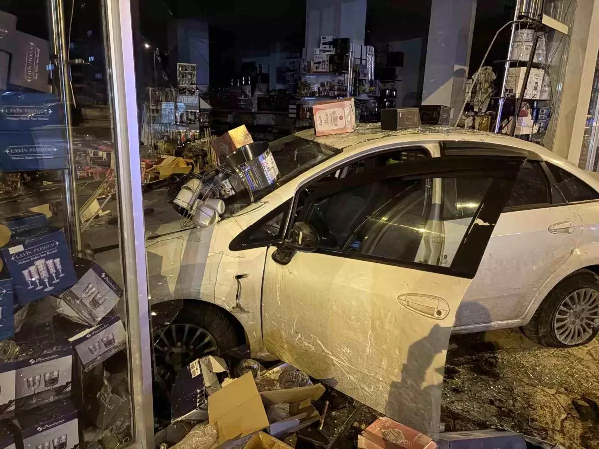 Kayseri'de Trafik Kazası: Otomobil Dükkana Girdi