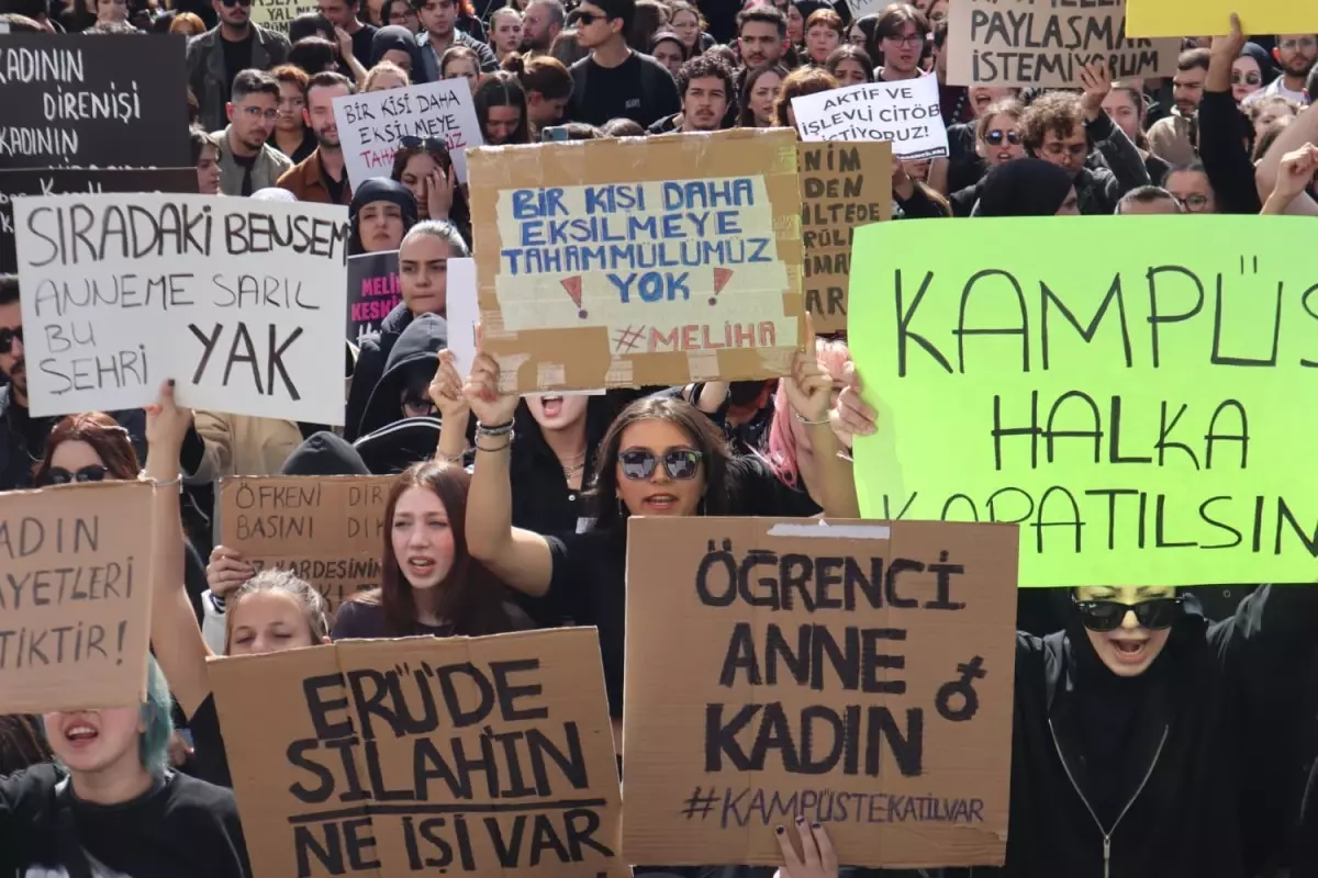 Öğrenciler Kadına Şiddete Karşı Yürüdü