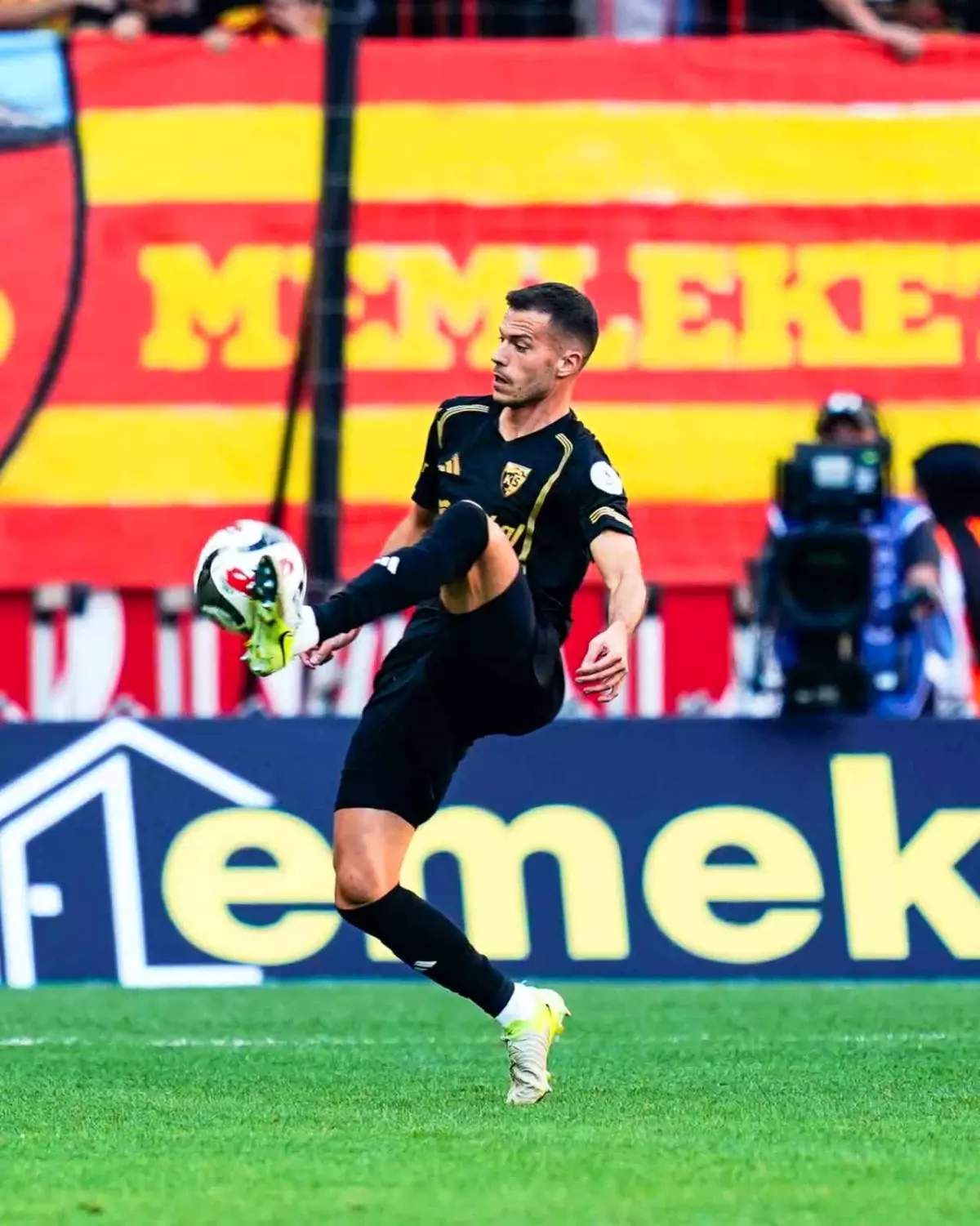 Benes Kırmızı Kart Gördü