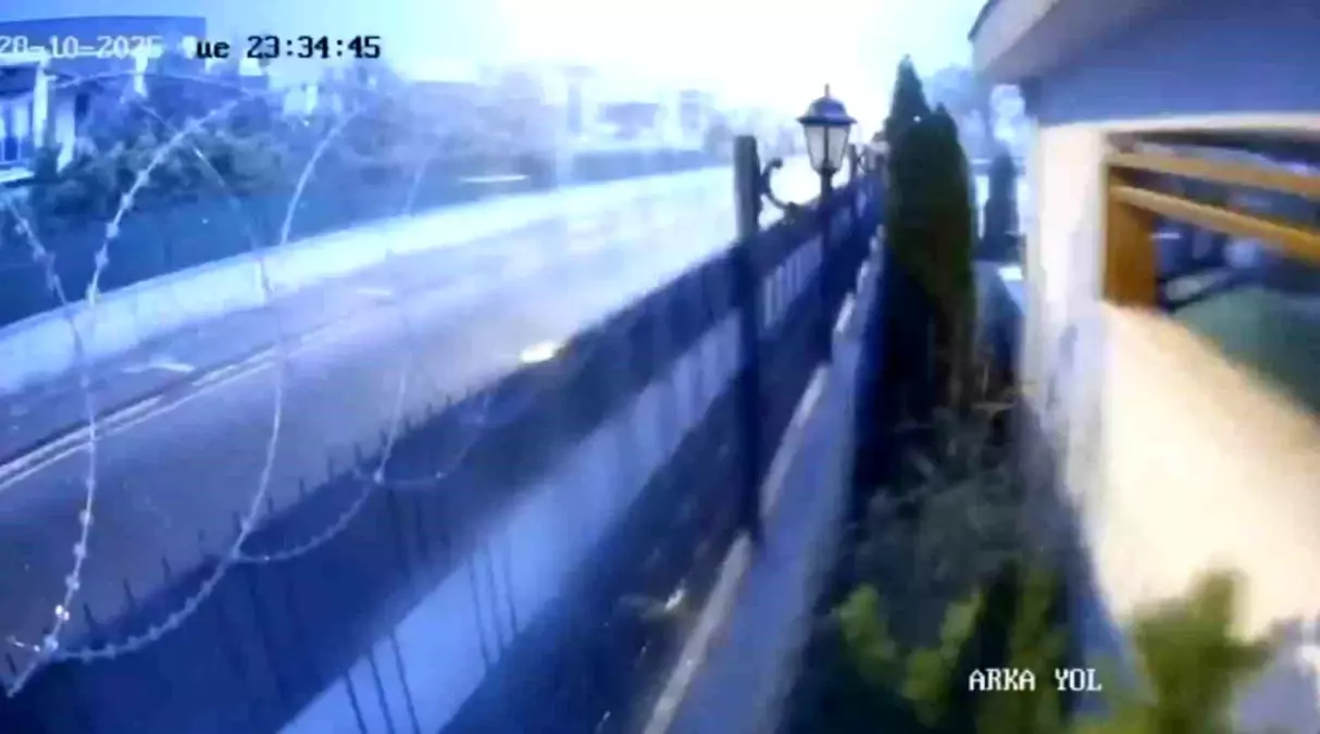 Kayseri'de Yıldırım Aydınlatma Direğine Düştü