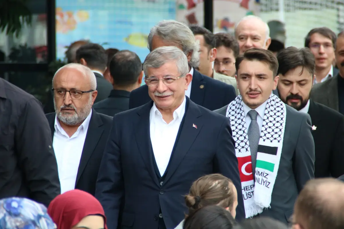 Ahmet Davutoğlu: 'Devlet darda, millet sıkıntıda yardım için elimden geleni yaparım'