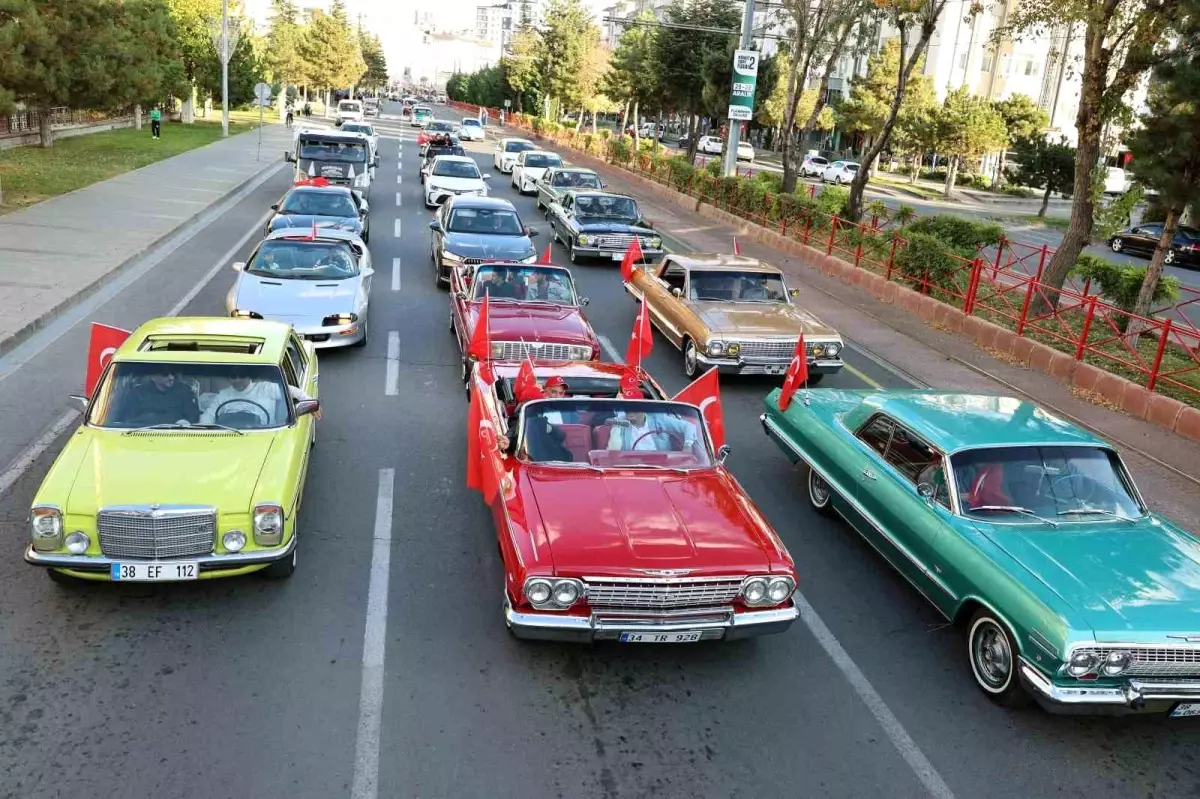 Talas'ta klasik araçlarla Cumhuriyet coşkusu
