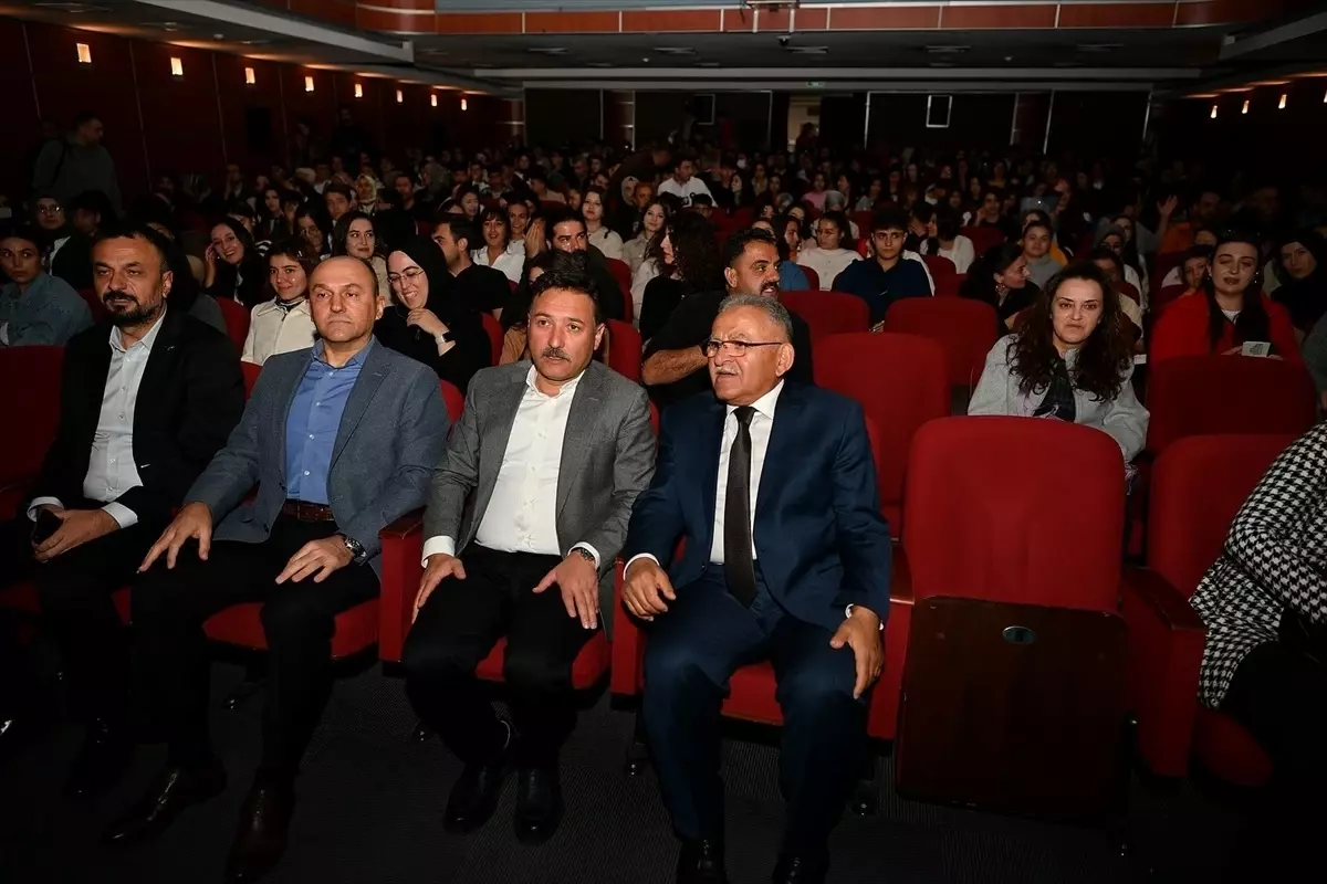 Aşık Veysel Tiyatrosu Kayseri'de Sahnelendi