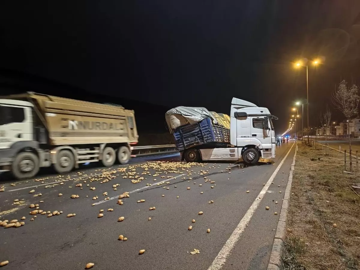 Kayseri'de Tırın Yola Patates Saçması