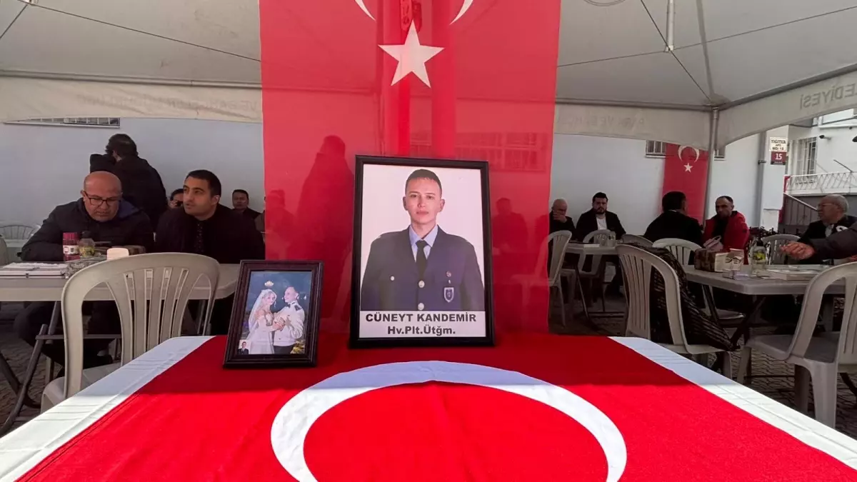 Şehit pilot Cüneyt Kandemir'in Ankara'daki babaevinde yas (2)