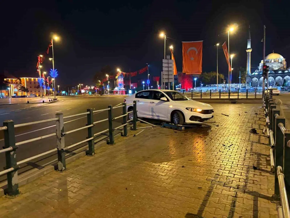 Kayseri'de Uyuyan Sürücü Bariyerlere Girdi