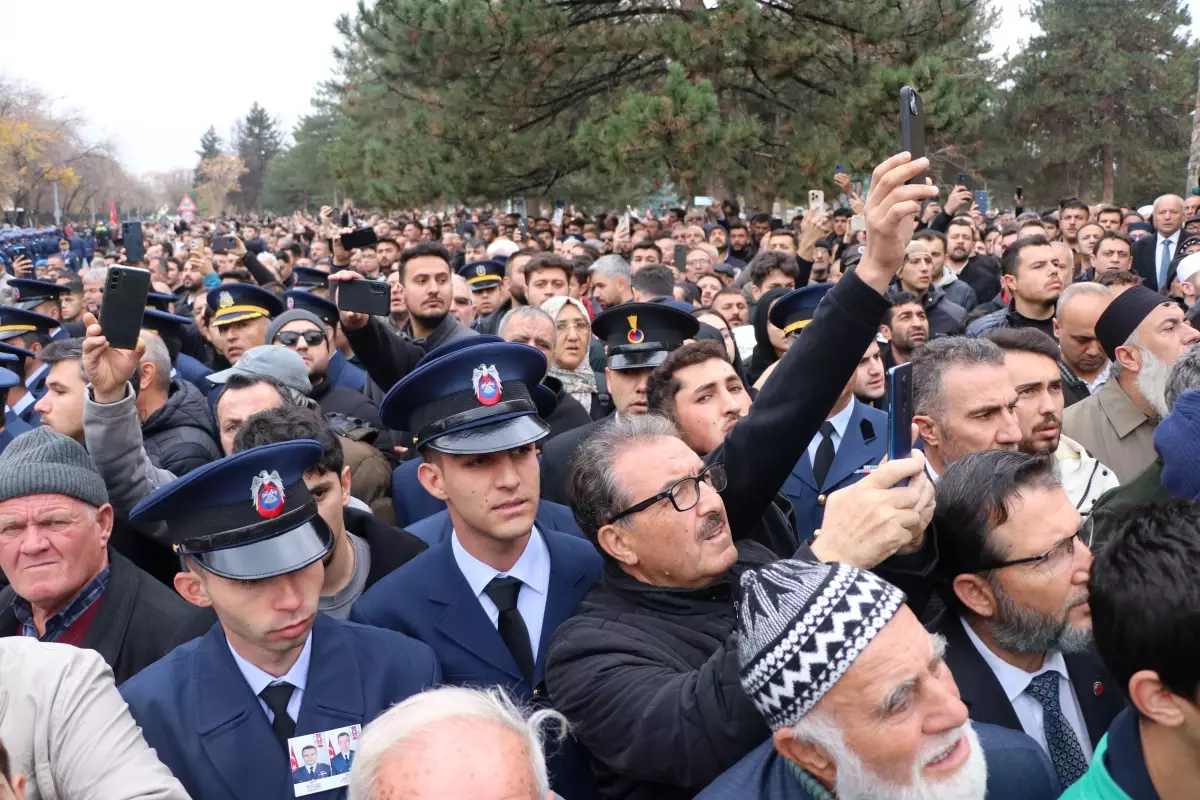 Şehit eşini, üniforması ile son yolculuğuna uğurladı