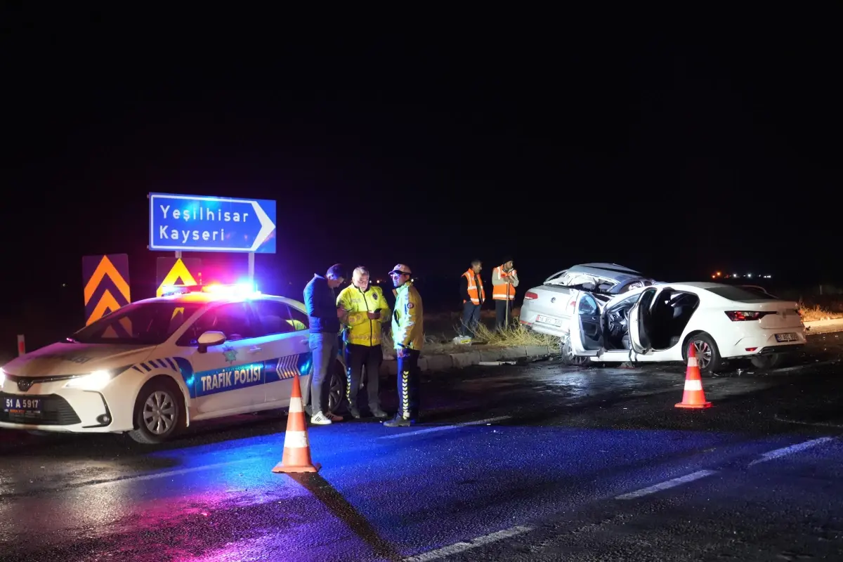 Niğde'de iki otomobil çarpıştı: 3 ölü, 6 yaralı