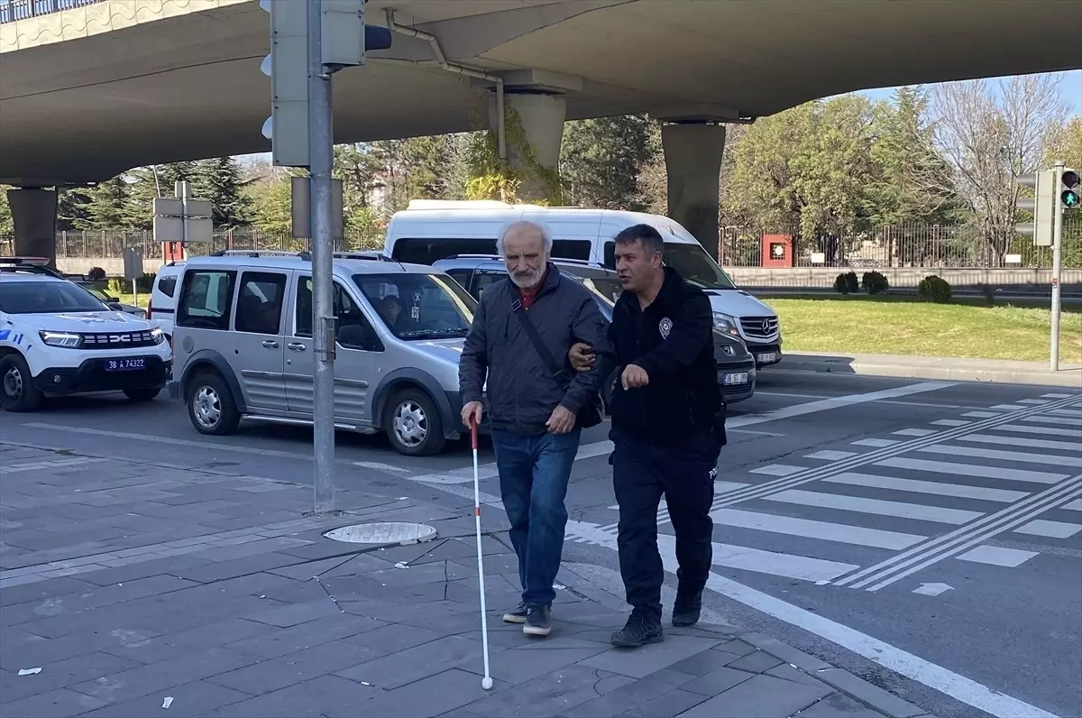 Polisten Görme Engelliye Yardım