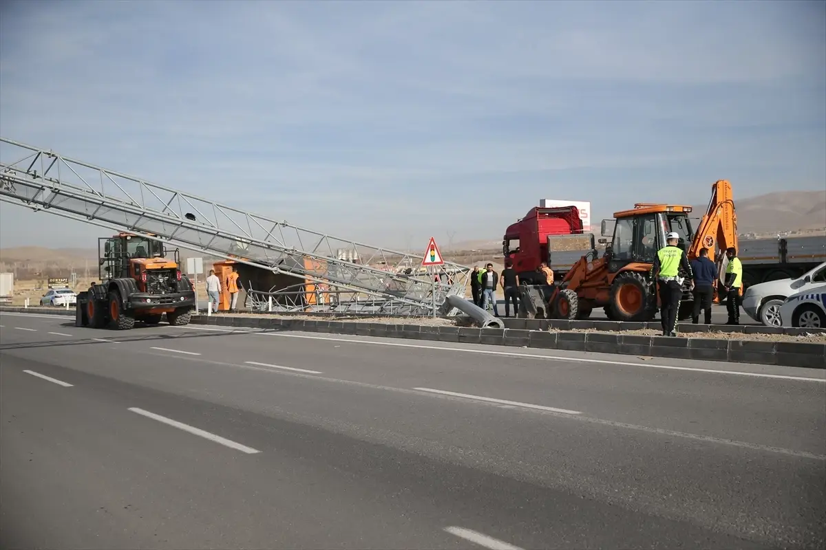 Niğde'de Kamyon PTS Direğine Çarptı