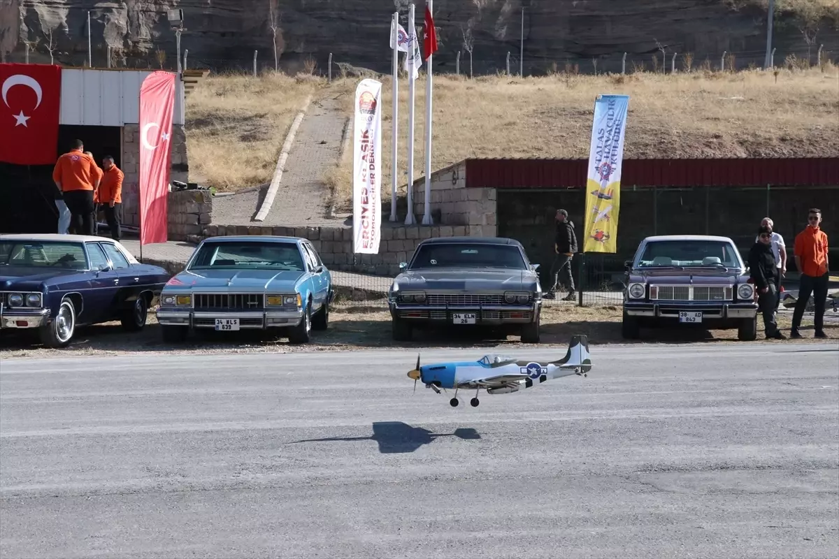 Kayseri'de Klasik Araç ve Model Uçak Gösterisi