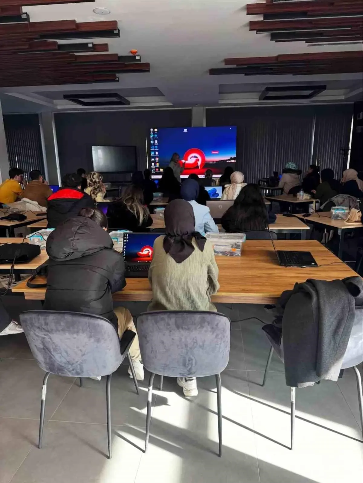 Kayseri'de Bilişim Akademisi, Öğretmen Adaylarına Robotik Kodlama Eğitimi Verdi