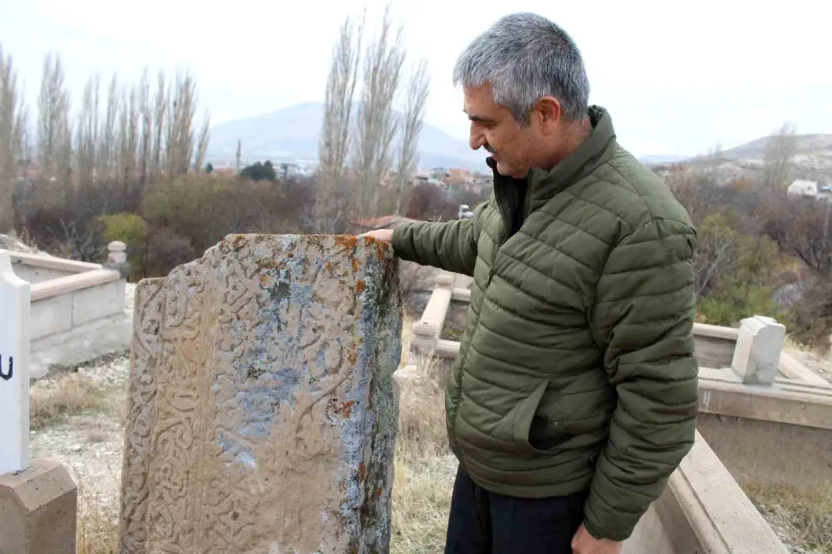 Mezarlıkta esrarengiz taş! Nerden geldiği bilinmiyor, rivayetler tüyler ürpertiyor