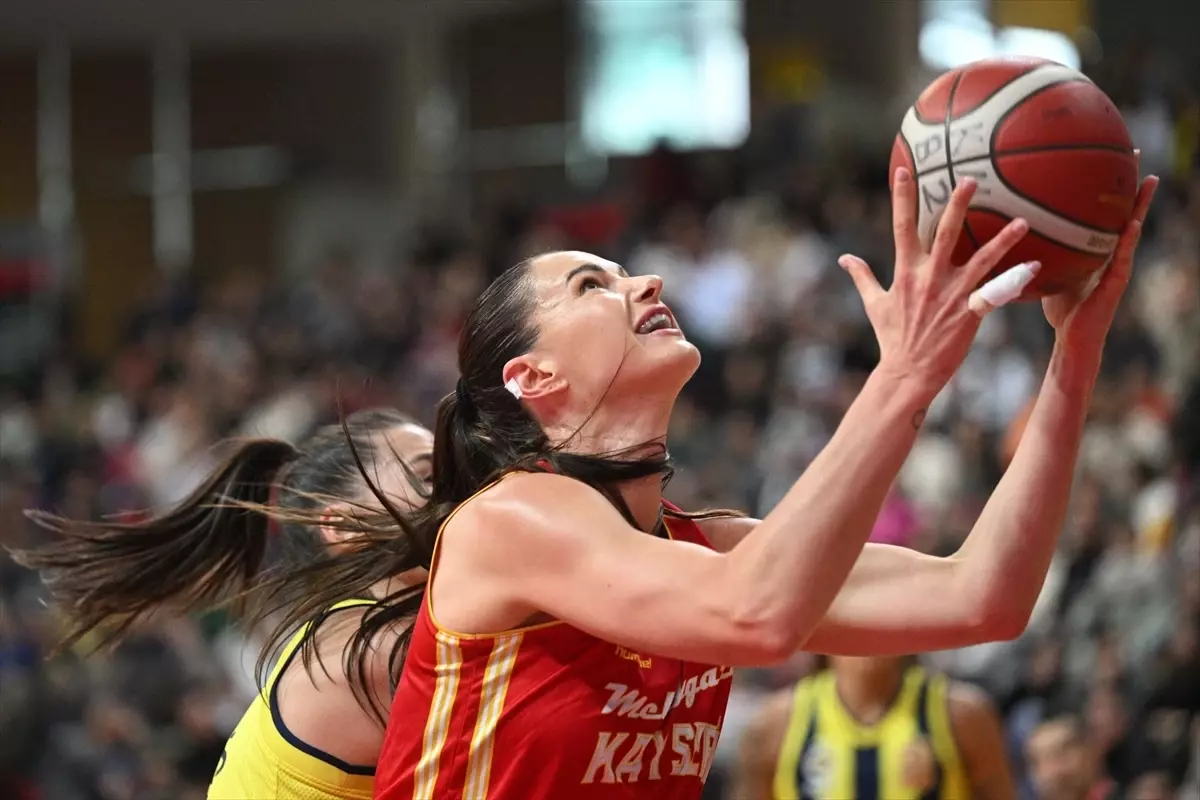 Fenerbahçe Opet, Kayseri'yi Deplasmanda Yendi