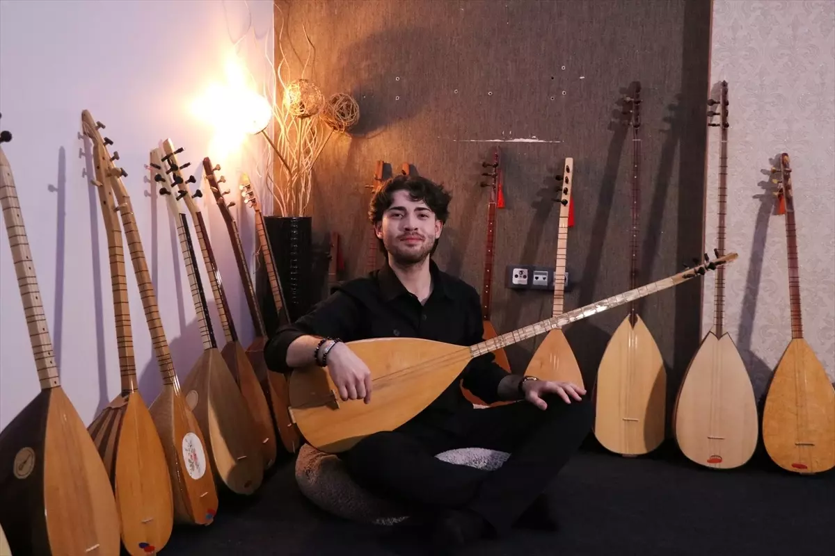 Genç Müzisyen Yiğitoğlu Bağlama ile Türküler İcra Ediyor