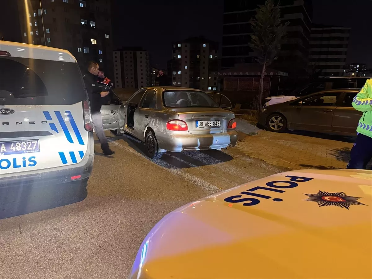 Polis Memuruna Çarpan Araçta 4 Gözaltı