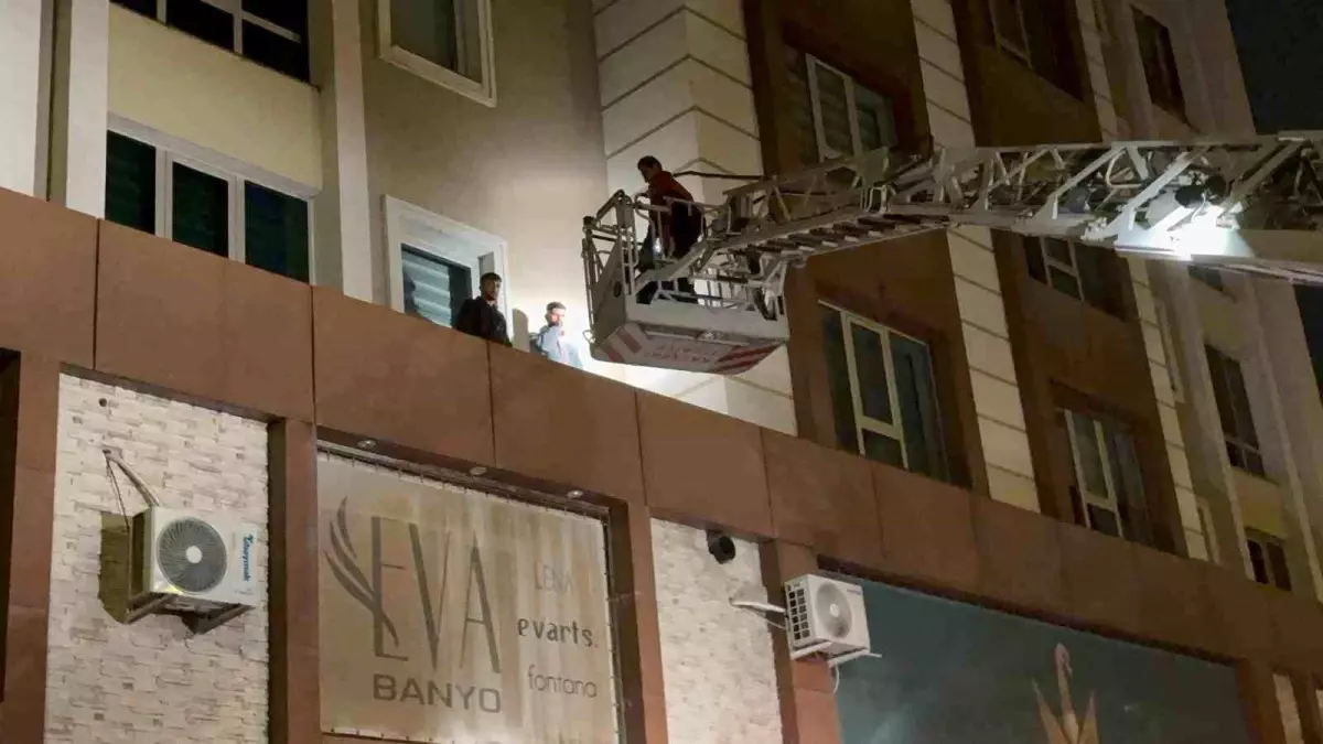 Arkadaşlarını darp edip çarşafla aşağı indiler! Polis kıskıvrak yakaladı