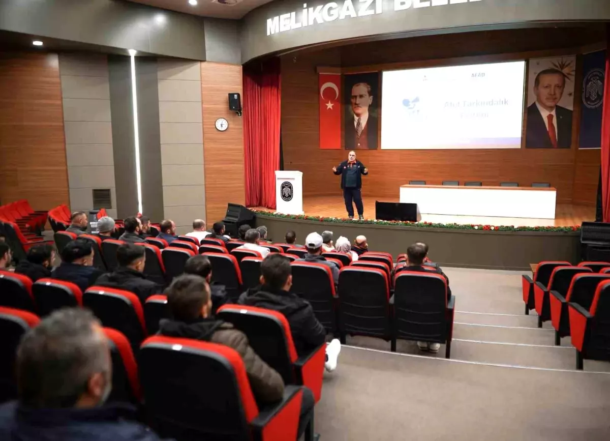 Afetlere karşı daha bilinçli olunması için Melikgazi personeline eğitim verildi