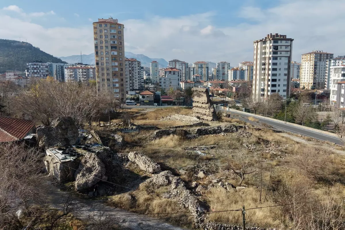Dünyanın en eski hastanesi Kayseri'deki gecekonduların altından çıktı