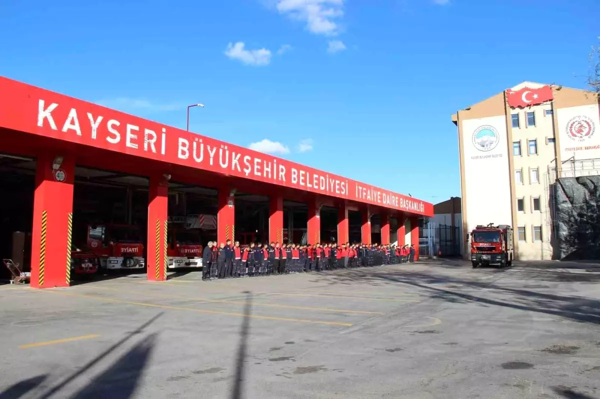 Kayseri Büyükşehir İtfaiyesi, Kırıkkale'deki kimya fabrikası yangınına destek için harekete geçti