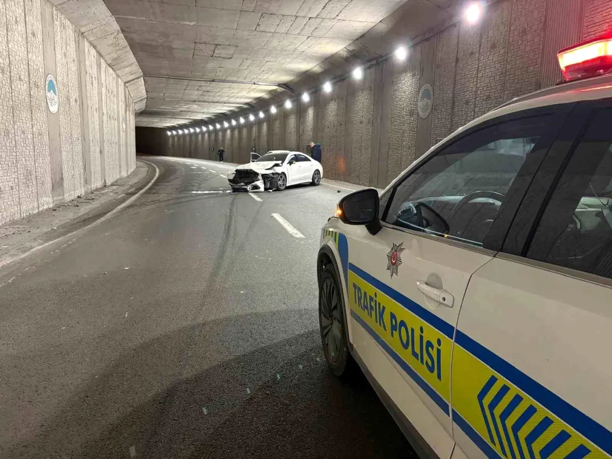 Kayseri'de Alkollü Sürücüyle Kaza: Lüks Araç Pert Oldu