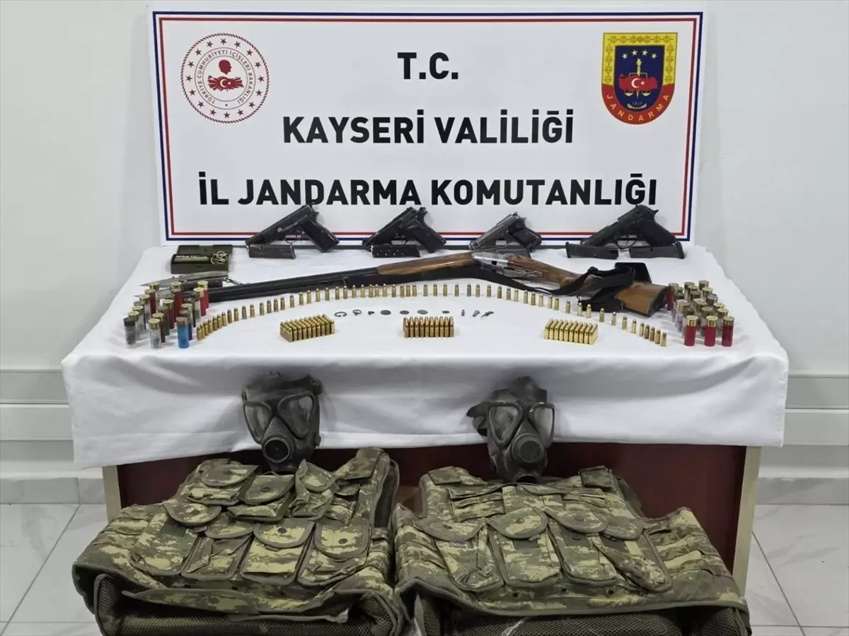Kayseri'de Kaçakçılık Operasyonu: Silah ve Tarihi Eserler Ele Geçirildi