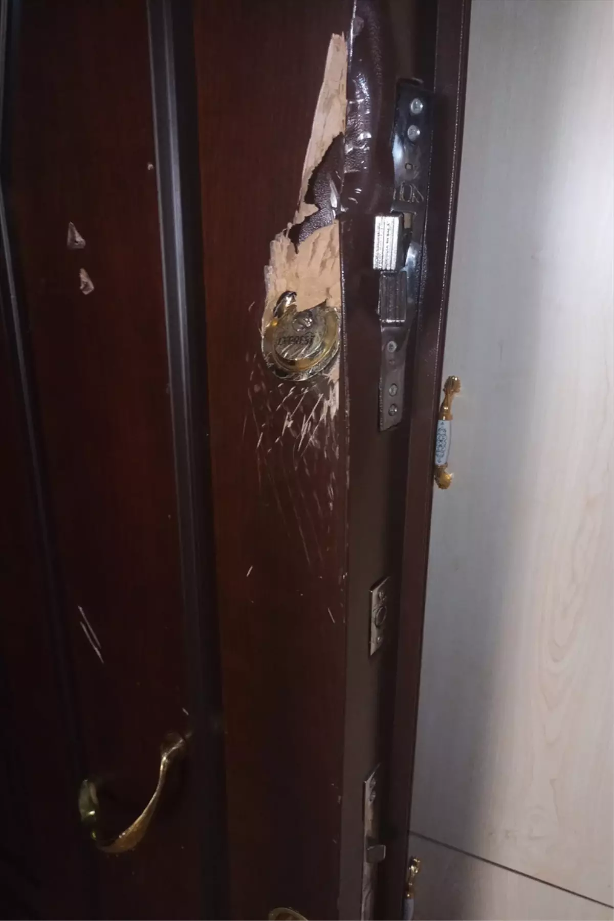 Kayseri'de bir kadını öldüren zanlı, boşanma aşamasındaki karısının evinin kapısını baltayla kırmaya çalışmış