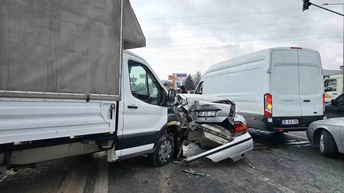 Kayseri'de Zincirleme Trafik Kazası: 3 Yaralı