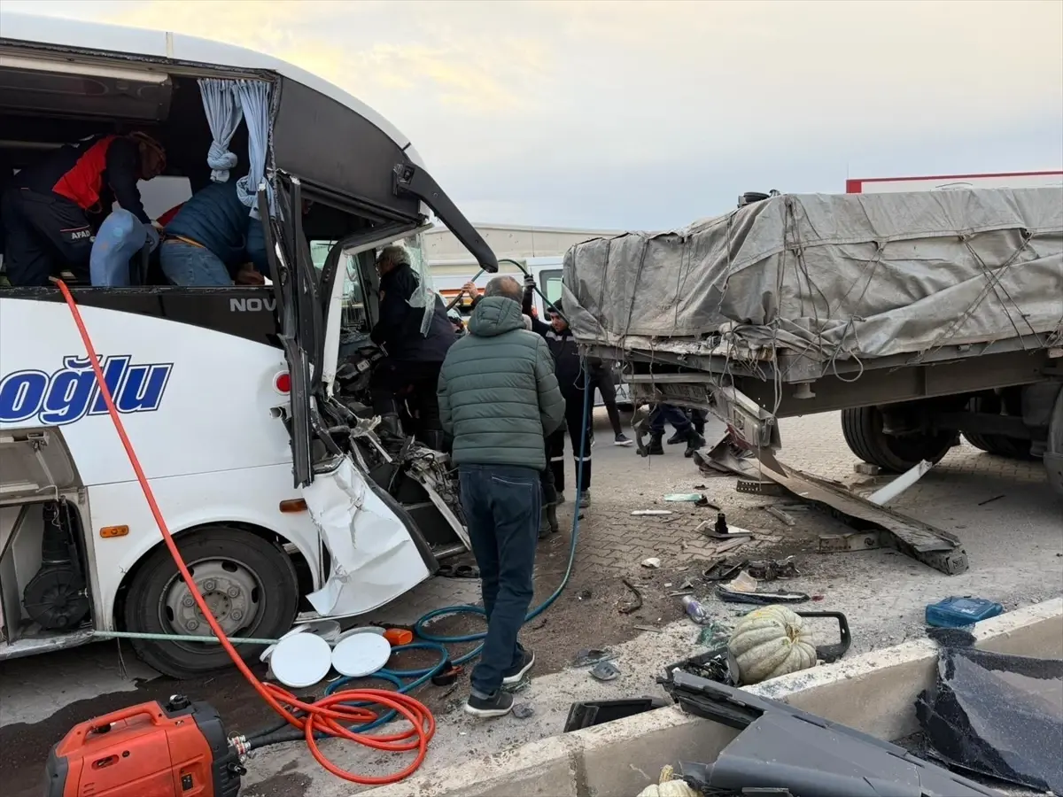 Kayseri'de Servis Midibüsü Tıra Çarpınca 6 Yaralı