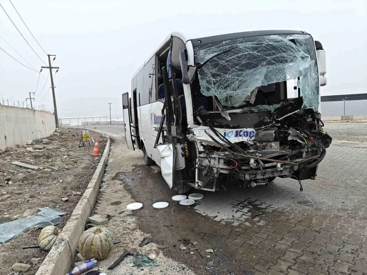 Kayseri'de İşçi Servisi Tıra Çarptı
