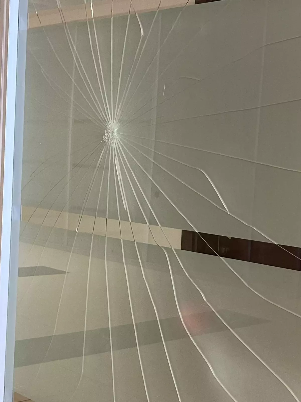 Mahkemede Gergin Anlar: Camı Yumrukladı