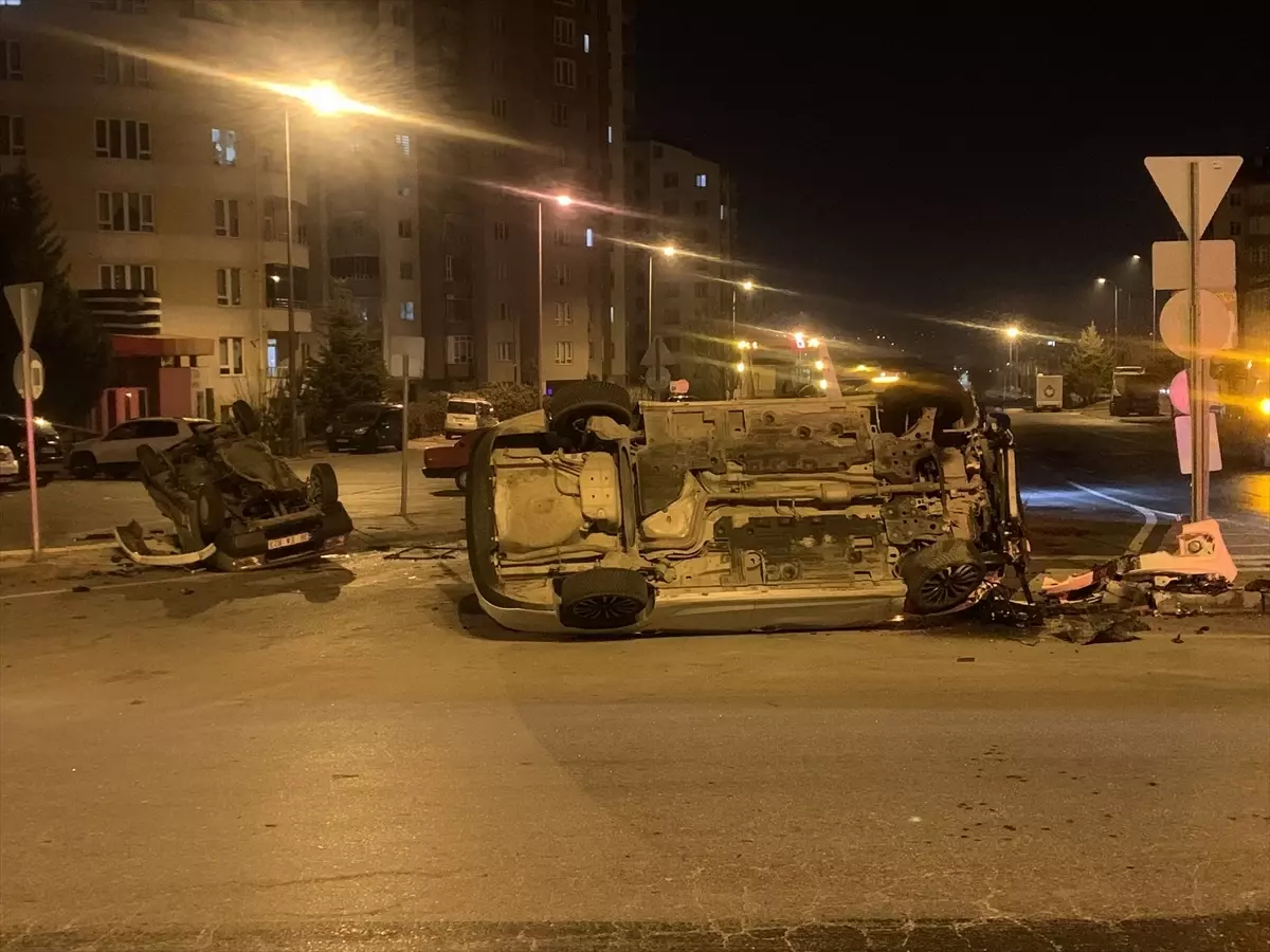 Kayseri'de Otomobil Çarpışması: 2 Yaralı