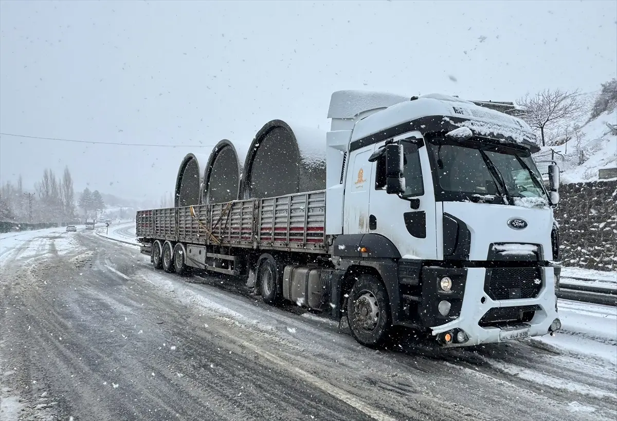 Malatya-Kayseri Yolunda Kar Engel Oluşturdu