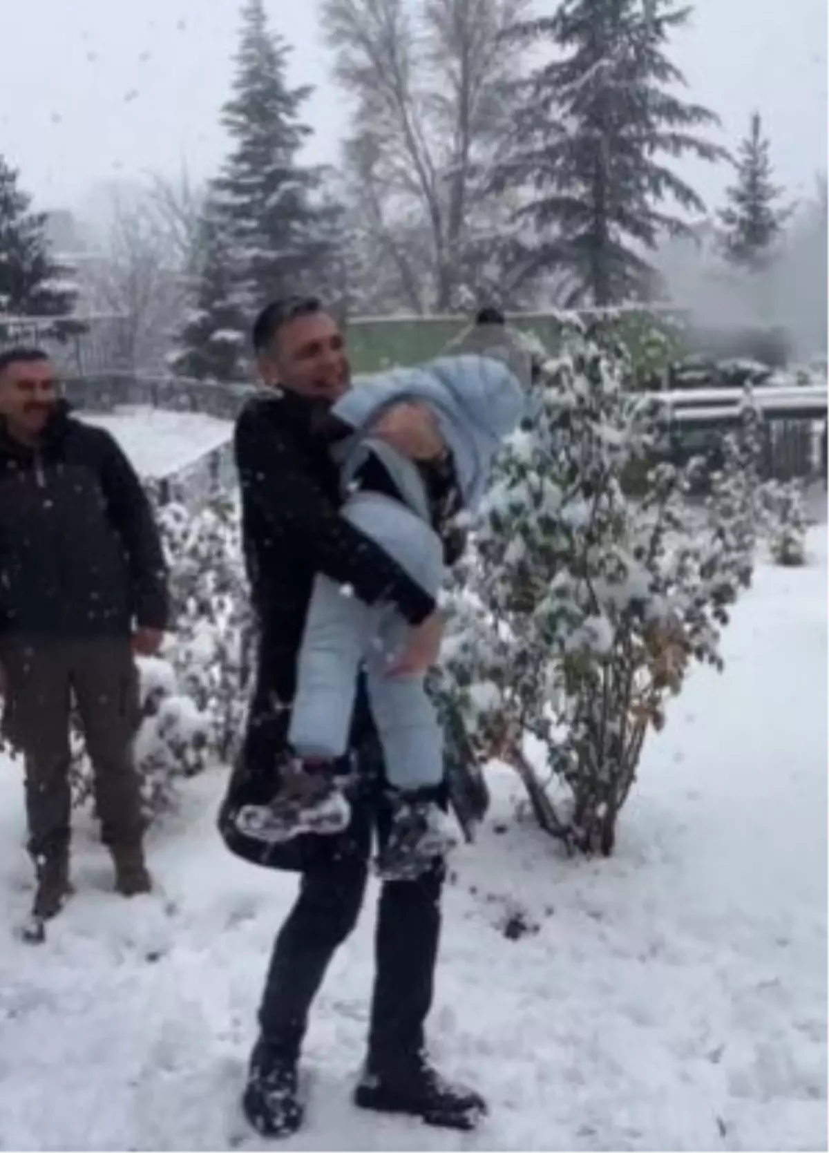 Kayseri Emniyet Müdürü, şehit çocukları ile kar topu oynadı