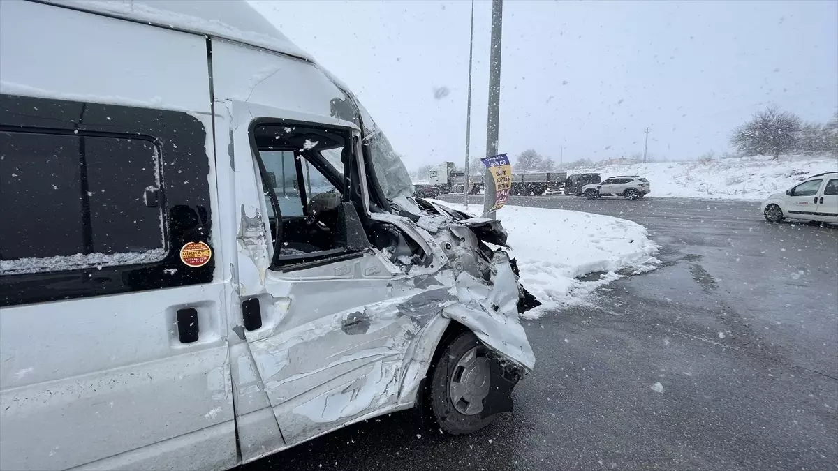 Kayseri'de İşçi Servisi Tırla Çarpıştı: 11 Yaralı