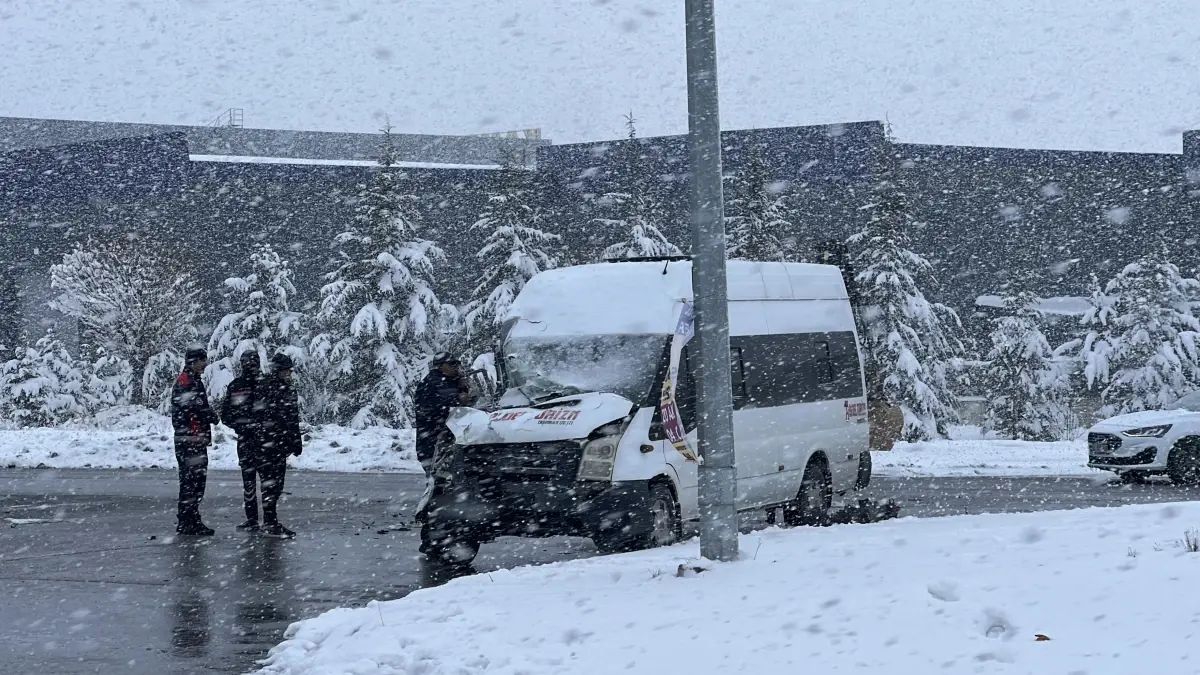 Kayseri'de Servis Kazası: 11 Yaralı