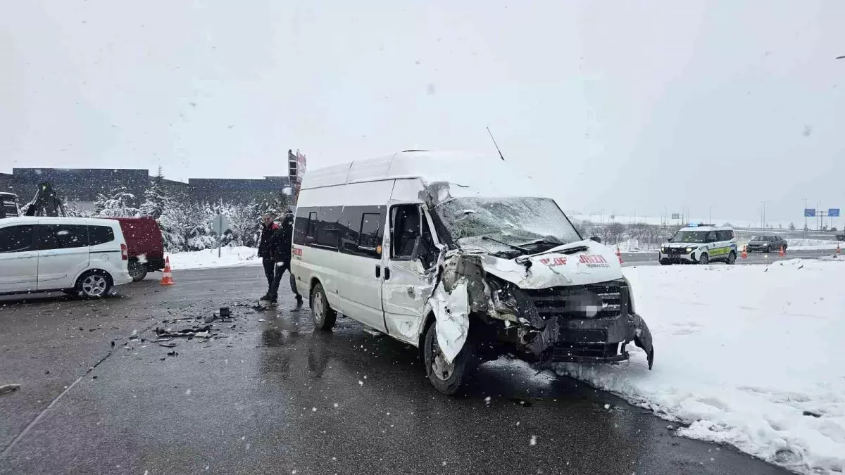 Kayseri'de İşçi Servisi Kaza Yaptı: 11 Yaralı