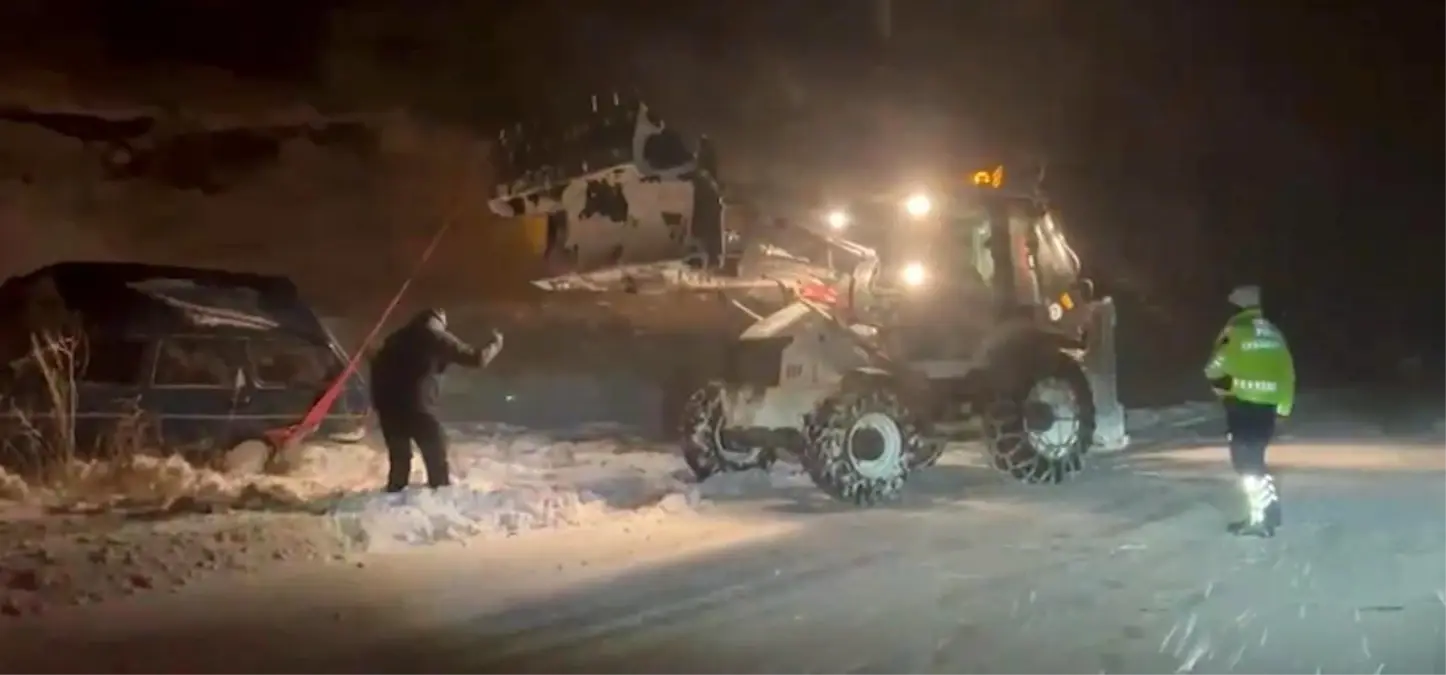 Kara Saplanan Otomobildeki 3 Kişi Kurtarıldı