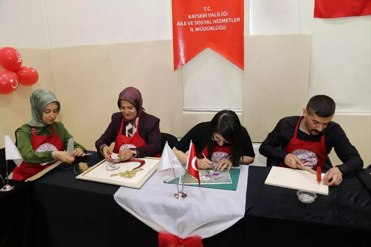 Kayseri'de şehit yakınları ve gaziler çeşitli sanat branşlarında eğitim alıyor