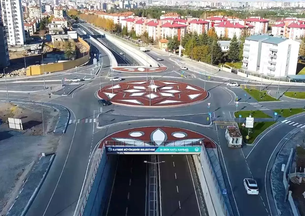 Kayseri Büyükşehir, kavşak peyzajı ile kentin vitrinine renk ve estetik katıyor
