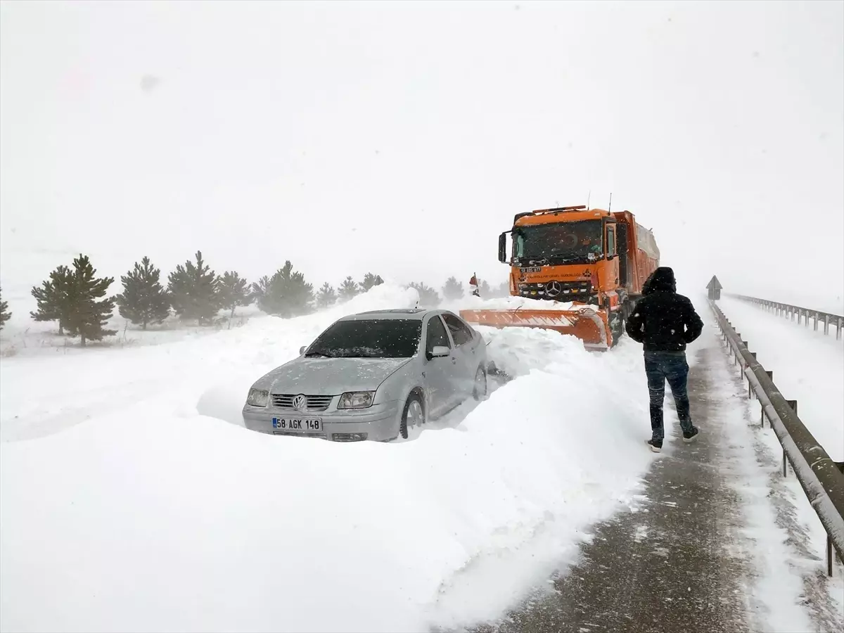 Sivas-Kayseri Yolu Karla Kapandı