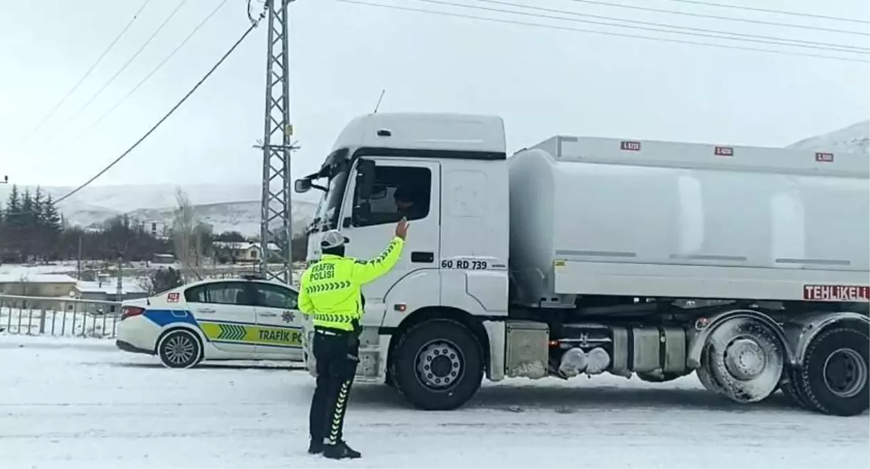 Sivas'ta Kar Yağışı Ulaşımı Olumsuz Etkiledi