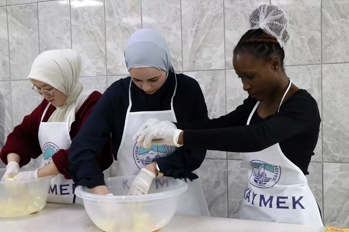 Yabancı Öğrenciler Kayseri Mutfağını Öğreniyor